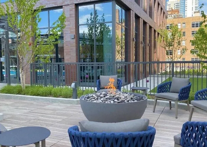 3br Elegant Glass Penthouse Pool With Deck & Gym Apartment *