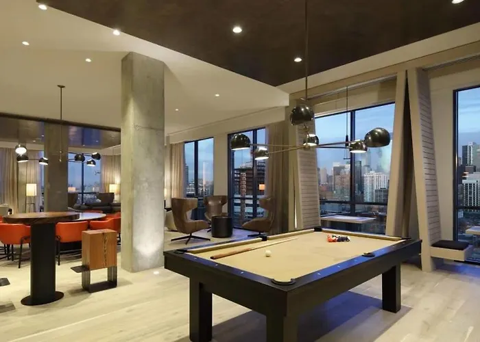 3br Elegant Glass Penthouse Pool With Deck & Gym Apartment Chicago