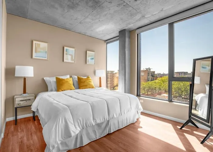 3br Elegant Glass Penthouse Pool With Deck & Gym Apartment *