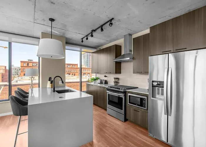 3br Elegant Glass Penthouse Pool With Deck & Gym *