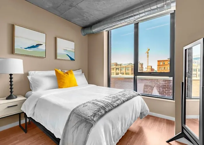 3br Elegant Glass Penthouse Pool With Deck & Gym Apartment *