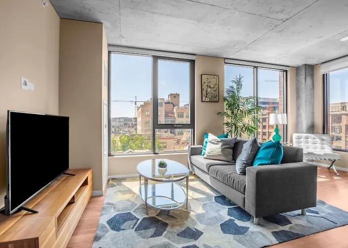 Apartment 3br Elegant Glass Penthouse Pool With Deck & Gym Chicago